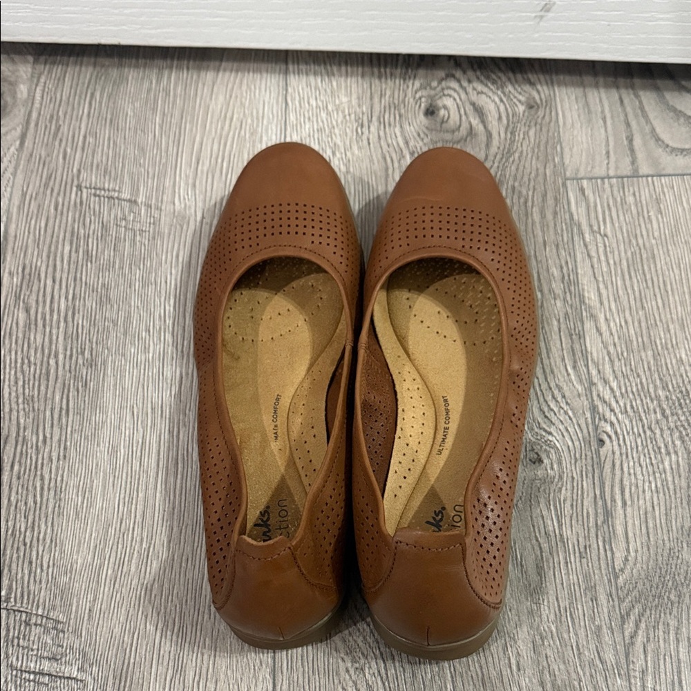 CLARKS Jenette Ease Perforated Ballet Flats in Brown Leather Size 8.5 NEW - Picture 4 of 9